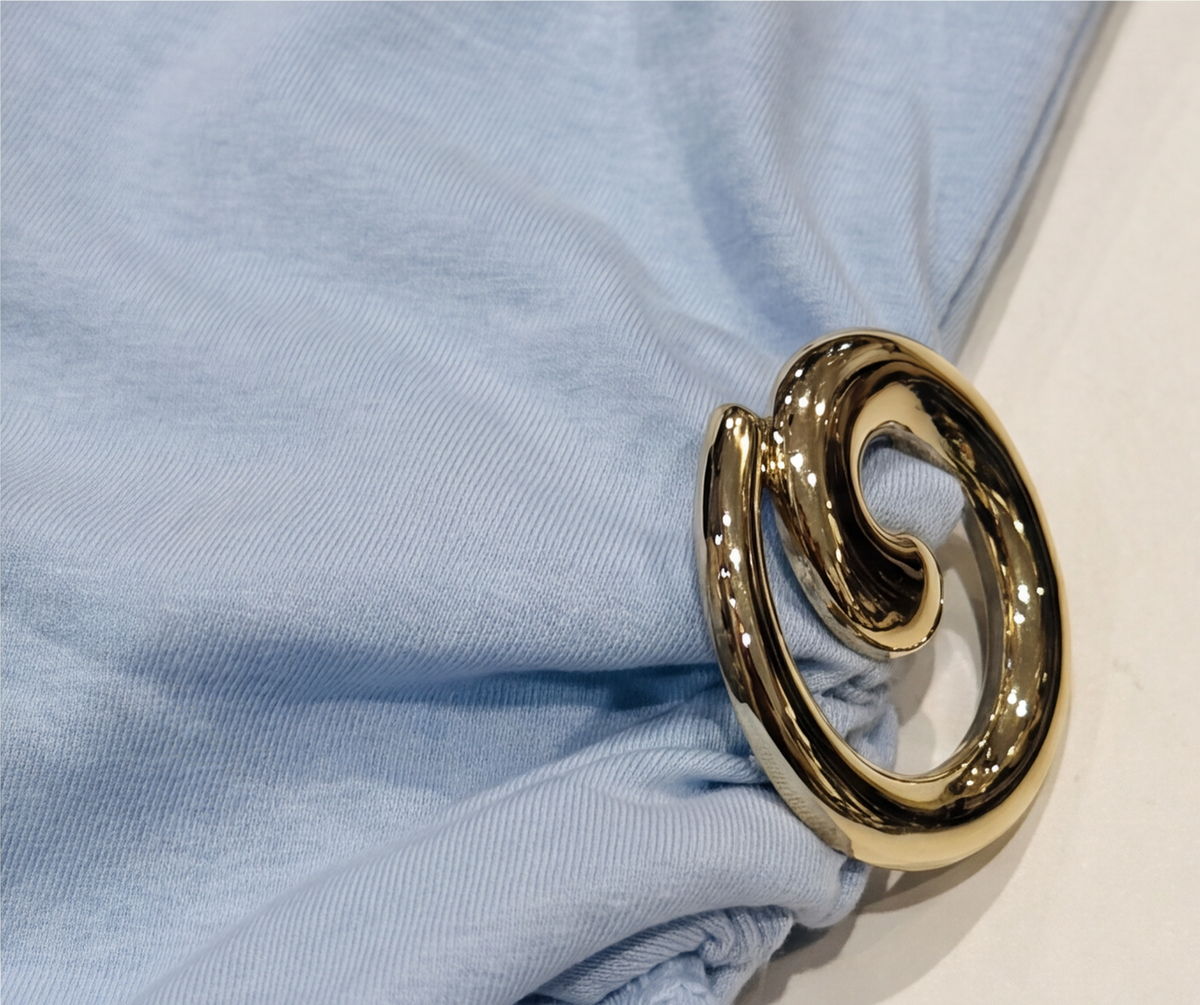 Tek omuz büzgülü drape, altın halka detaylı kadın bluz - 11. görsel