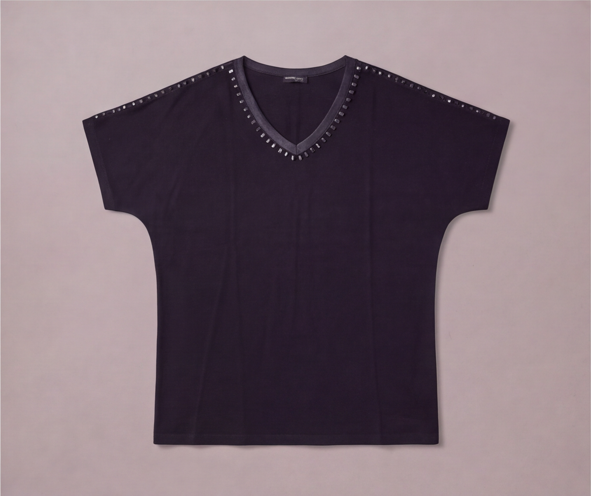 Yaka çevresi metal boncuk detaylı siyah V yaka oversize kadın tişört - 4. görsel